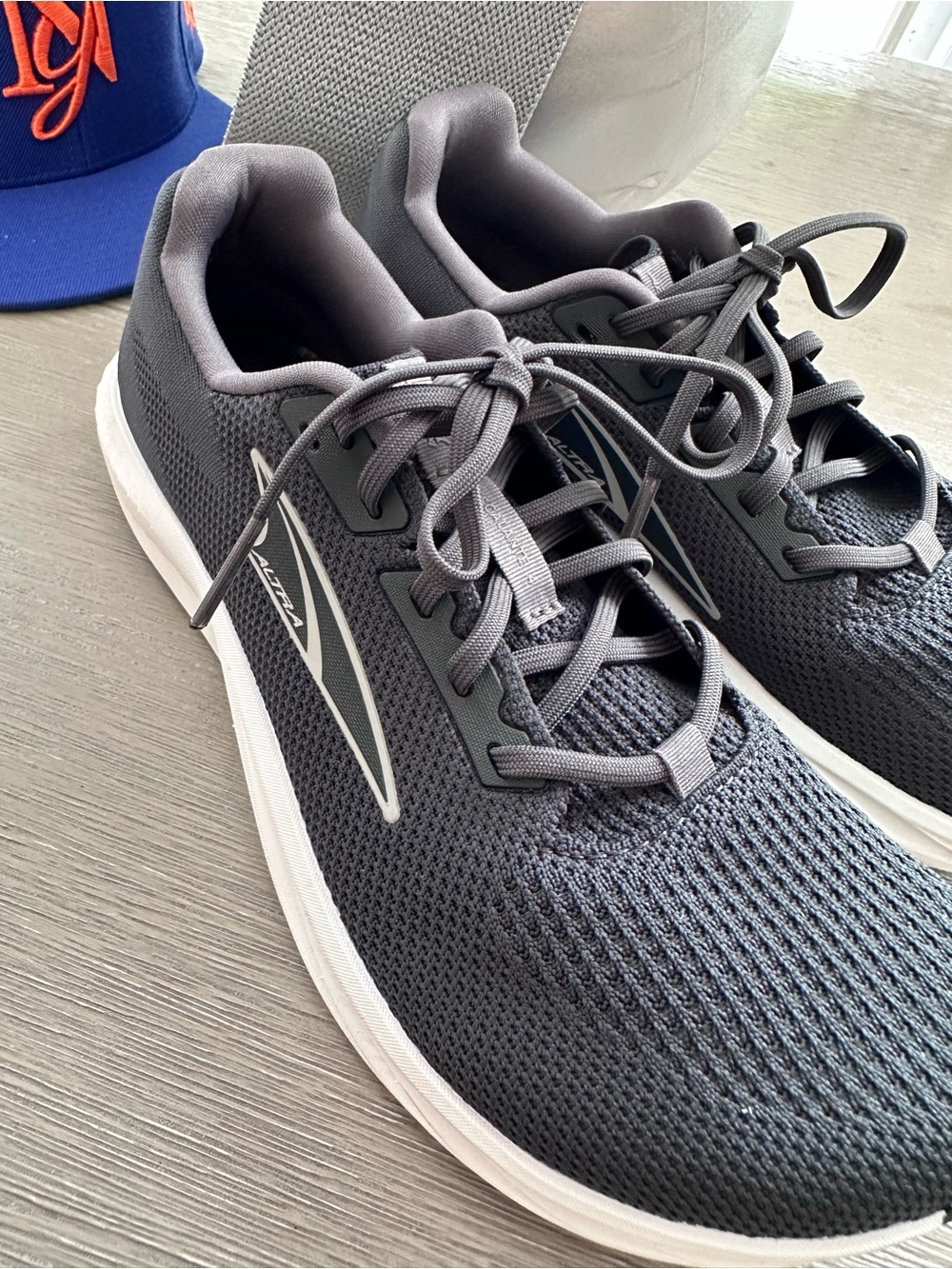 Women’s Altra Escalante Sneakers 7.5 - Picture 2 of 5